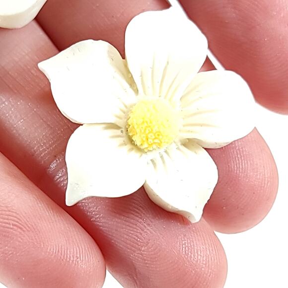 Vintage Earrings 80s White Flower Studs Yellow Center Retro Statement Jewelry - Picture 8 of 10